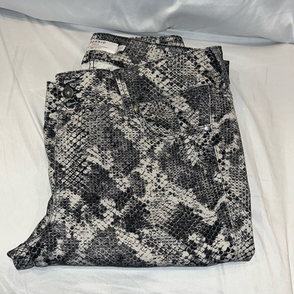 Torrid Women’s Gray and Black Super Stretch Snakeskin Print Jegging Size 18R